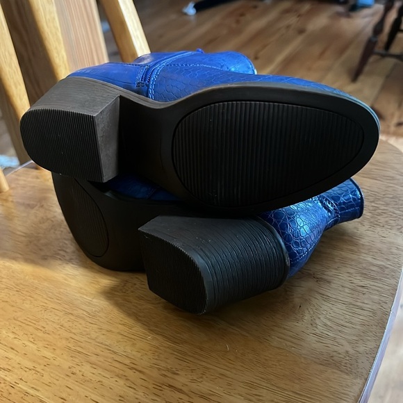 NIB True Craft Cobalt Blue Crocodile-Patterned Women’s Boots 7M - Picture 4 of 4